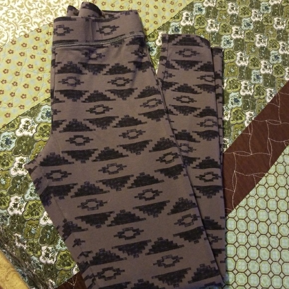 PINK Victoria's Secret Pants - Pink Victoria's secret aztec leggings